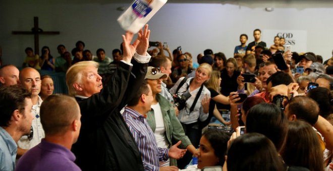 Donal Trump en uno de los centros de ayuda a las víctimas del huracán María en Puerto Rico, tirando rollos de papel a los damnificados / REUTERS