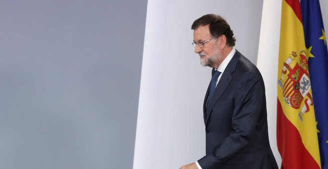 El presidente del Gobierno, Mariano Rajoy, tras la comparecencia que realizó en el Palacio de la Moncloa tras la aprobación en el Parlament de la ley de referéndum y la de tansitoriedad jurídica. REUTERS/Susana Vera