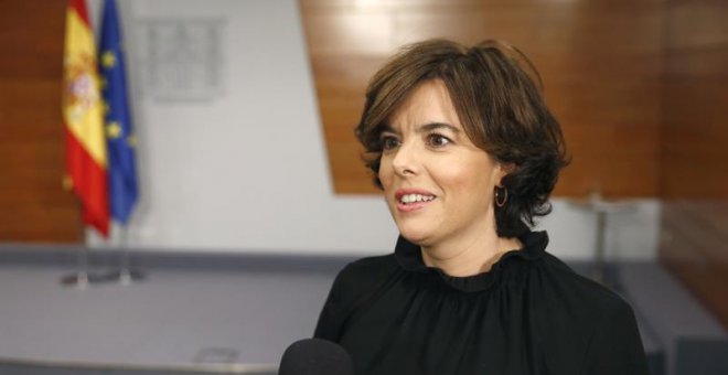 La vicepresidenta del Gobierno, Soraya Sáenz de Santamaría, hace unas declaraciones replicando al presidente de la Generalitat de Catalunya, Carles Puigdemont. /EFE