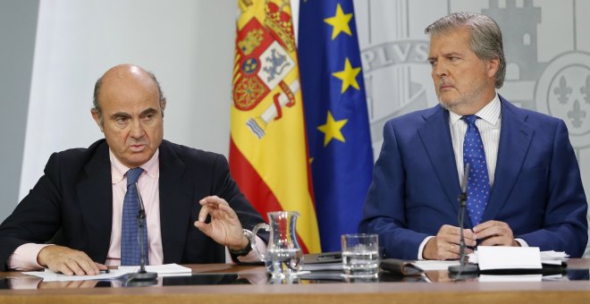El ministro de Economía, Luis de Guindos (i), junto al portavoz del Gobierno, Íñigo Méndez de Vigo (d), durante la rueda de prensa posterior a la reunión del Consejo de Ministros. EFE/Mariscal