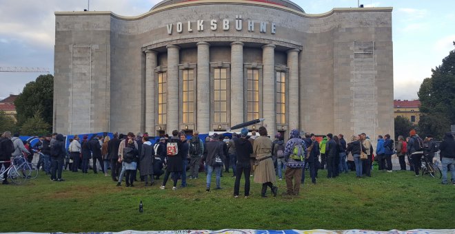 Decenas de personas frente a la puerta del emblemático teatro berlinés Volksbühne.