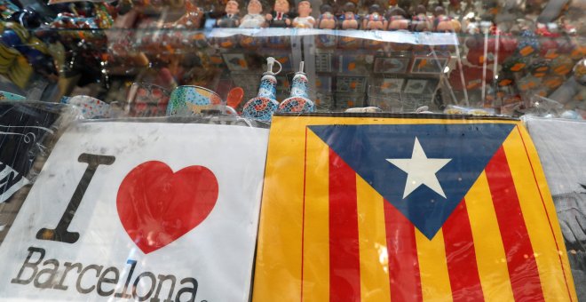 La bandera de la Estelada en una tienda de souvenirs en Barcelona. / Reuters