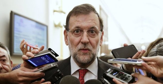 El presidente del Gobierno, Mariano Rajoy, en un 'canutazo' con la prensa del Congreso. Archivo REUTERS/Andrea Comas