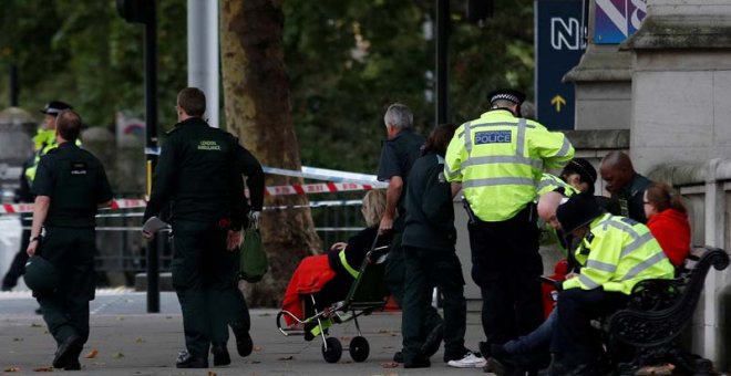 La Policía y los servicios de emergencia atienden a varios de los heridos por el atropello en el centro de Londres. | PETER NICHOLLS (REUTERS)