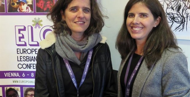 Kika Fumero (i), educadora y activista lesbiana de Barcelona y Marta Fernández, consultora de empresas y activista lesbiana de Madrid (d), ambas autoras del estudio ""¿Cómo somos las lesbianas?", una encuesta "online" realizada entre 5.000 mujeres en Espa