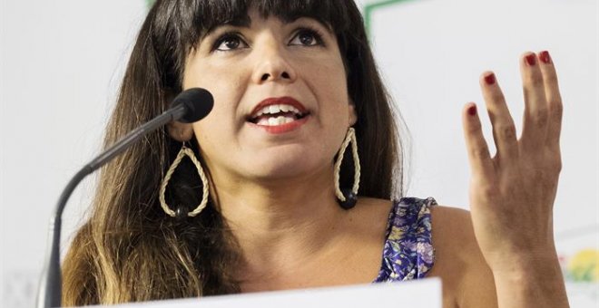 La coordinador general de Podemos Andalucía, Teresa Rodríguez, durnate su intervención en el plenario de la XXI Asamblea de IU Andalucía, donde ha asegurado que comparte "las preocupaciones y miedos" de Izquierda Unida ante la confluencia de ambos partido