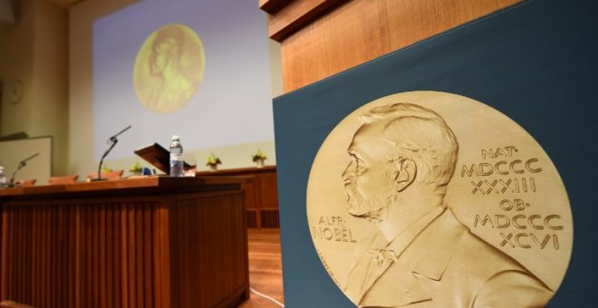 La medalla con la imagen de Alfred Nobel en la sala donnde se anuncian los galardones de los premios que llevan el nombre del inventor sueco. AFP/ Jonathan Nackstrand