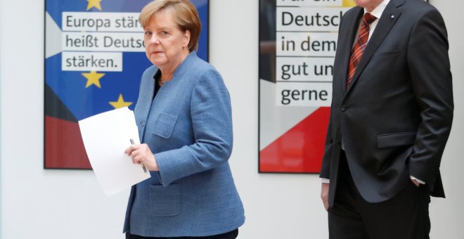 La canciller alemana y líder de la CDU, Angela Merkel, con el primer ministro de Bacviera y líder de la CSU, Horst Seehofer, a su llegada a la rueda de prensa conjunta en el inicio de las negociaciones para formar gobierno tras las elecciones del pasado 2