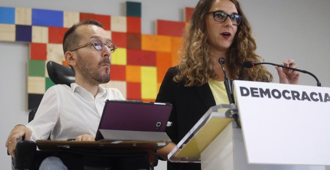 El secretario de Organización de Podemos, Pablo Echenique, y la portavoz adjunta Noelia Vera, durante la rueda de prensa que han ofrecido tras el Consejo de Coordinación de esta formación, en Madrid. EFE/Juan Carlos Hidalgo