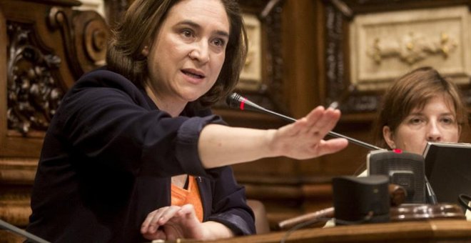 La alcaldesa de Barcelona, Ada Colau, interviene en el pleno del Ayuntamiento de Barcelona. - EFE