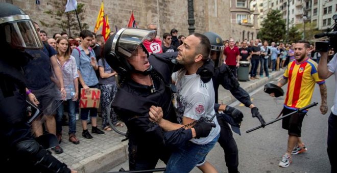 Agresiones de grupos de extrema derecha valenciana a los asistentes a la tradicional manifestación de entidades de izquierda y nacionalista del 9 d'Octubre / EFE - Biel Aliño