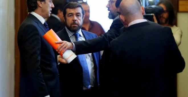 El portavoz del Grupo Popular en el Congreso de los Diputados, Rafael Hernando, conversa con Miguel Angel Rodriguez, y Juan Carlos Girauta, de Ciudadanos, tras la reunión de la Junta de Portavoces.EFE/Mariscal