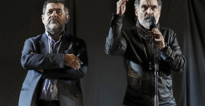 El presidente de la Asamblea Nacional Catalana (ANC), Jordi Sánchez (i) y el presidente de Omnium Cultural, Jordi Cuixart, tras la jornada de referéndum del 1 de octubre. EFE/Andreu Dalmau