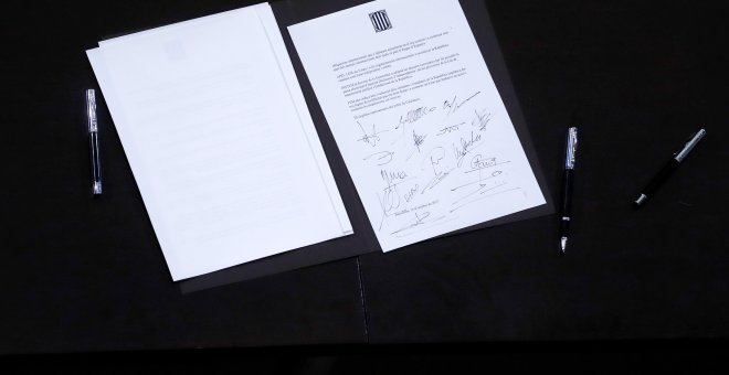 La  "declaración de los representantes de Catalunya" con la voluntad de una futura independencia firmada por Puigdemont, JxSí y la CUP. REUTERS/Juan Medina