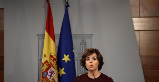 La vicepresidenta del Gobierno, Soraya Sáenz de Santamaría, durante su comparecencia esta noche en el Palacio de la Moncloa, en Madrid, en la que ha anunciado que mañana se celebrará una reunión extraordinaria del Consejo de Ministros que estudiará la ap