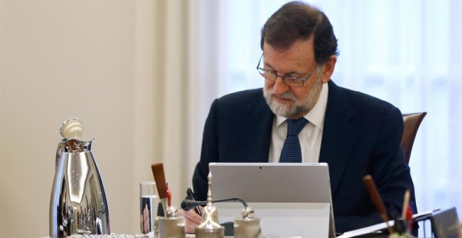 El presidente del Gobierno, Mariano Rajoy, durante la reunión extraordinaria del Consejo de Ministros. /EFE