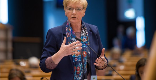 La presidenta del Grupo de la Izquierda Unitaria Europea (GUE, según sus siglas en inglés) en el Parlamento Europeo, Gabi Zimmer, en una intervención en la cámara.