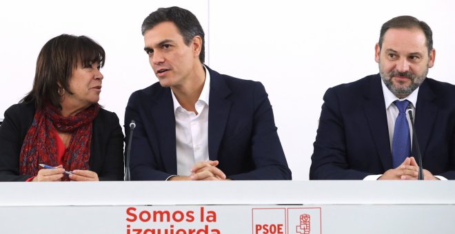 El secretario general del PSOE, Pedro Sánchez, junto a la presidenta del partido, Cristina Narbona, y el secretario de Organización, José Luis Ábalos, durante la reunión de la Comisión Ejecutiva Federal en la sede de Ferraz, para analizar la situación de