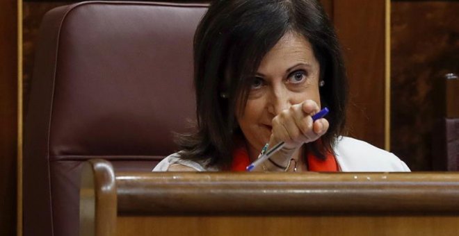 La portavoz socialista, Margarita Robles, durante su intervención en la sesión de control al Gobierno, esta mañana en el Congreso de los Diputados. EFE/ Emilio Naranjo