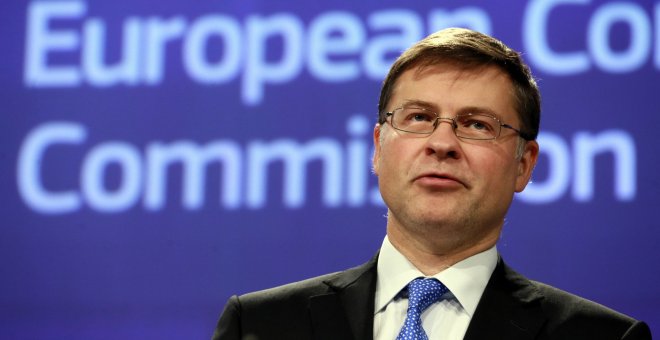 El vicepresidente de la Comisión Europea, Valdis Dombrovskis, en una rueda de prensa en Bruselas. EFE/OLIVIER HOSLET
