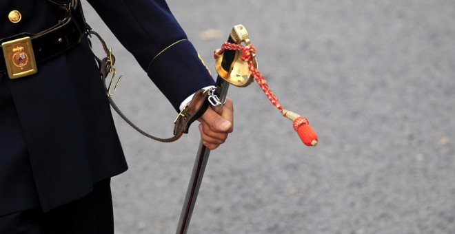 Detalle del sable de un integrante del cuerpo de la Guardia Real, durante el desfile del Día de la Fiesta Nacional. EFE/Víctor Lerena