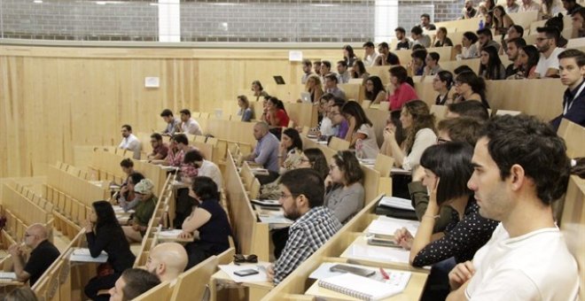 Jóvenes en una aula de la facultad Técnica Superior de Arquitectura de la Universidad de Granada. EUROPA PRESS