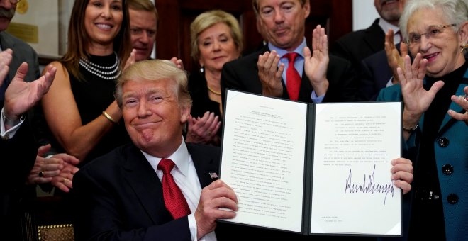 El presidente de EEUU, Donald Trump, firma la orden ejecutiva que limita las ayudas del Obamacare para pacientes de bajos ingresos. REUTERS/Kevin Lamarque
