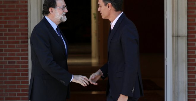 Mariano Rajoy y Pedro Sanchez antes de reunirse el pasado 2 de octubre en el Palacio de La Moncloa. REUTERS/Rafael Marchante