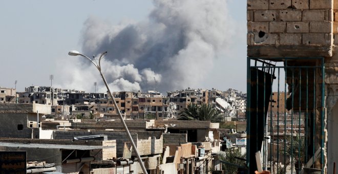 El humo se levanta cerca del estadio donde los militantes del Estado Islámico se refugian de un bombardeo en la ciudad siria de Raqa. REUTERS / Erik De Castro