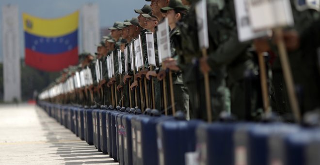 Soldados venezolanos apoyan sus casos en cajas que guardan el material de votación para las elecciones regionales del próximo 15 de octubre./REUTERS