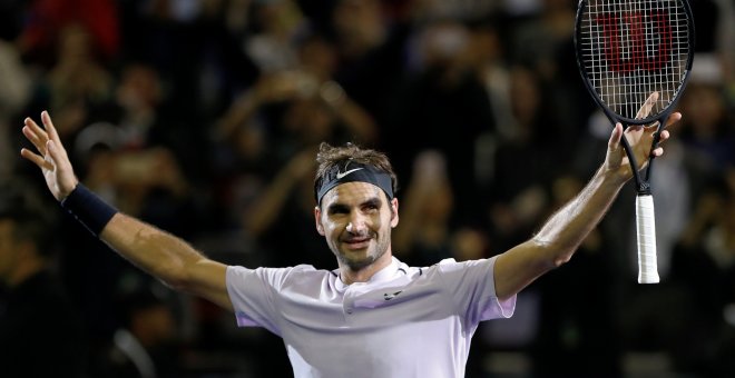 El tenista suizo Roger Federer tras vencer la final del torneo de Shanghai a Rafael Nadal. REUTERS/Aly Song