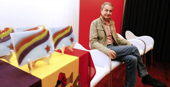 El expresidente del Gobierno José Luis Rodríguez Zapatero antes de recoger el Premio Benedicta Rodríguez Álvarez al compromiso institucional que otorga Juventudes Socialistas. EFE/R. GARCIA