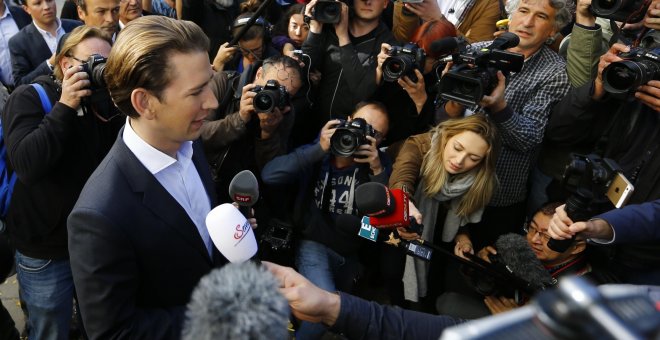 El candidato conservador del partido Austriaco ÖVP declara a los medios al llegar a su colegio electoral. REUTERS/Dominic Ebenbichler