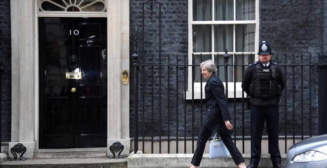La primera ministra británica, Theresa May, llegando a su residencia oficial, en el popular número 10 de Downing Street, en Londres. REUTERS/Toby Melville