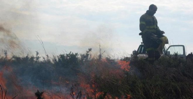 Bomberos forestales en Pontevedra, Galicia. / S.H.B