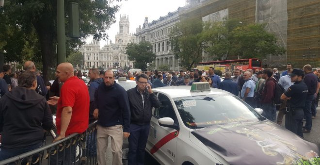 Cientos de taxistas, según los organizadores, se manifiestan frente a la sede de la Comisión Nacional de los Mercados y la Competencia (CNMC). Fedetaxi