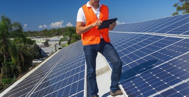 Operario de placas solares sobre paneles de autoconsumo de energía eléctrica. / Europa Press