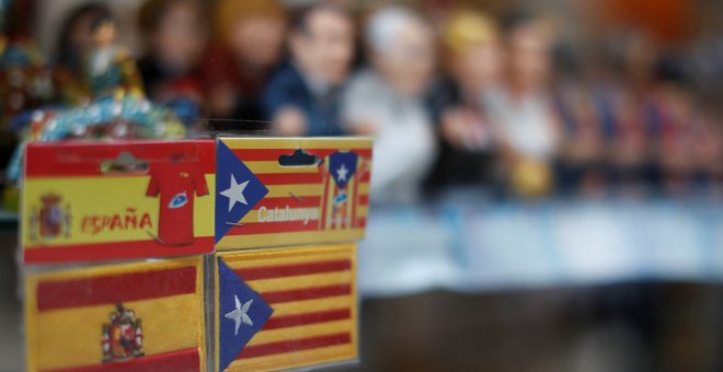 Pegatinas de la bandera española y de la estelada, a la venta en una tienda en Barcelona. REUTERS/Gonzalo Fuentes