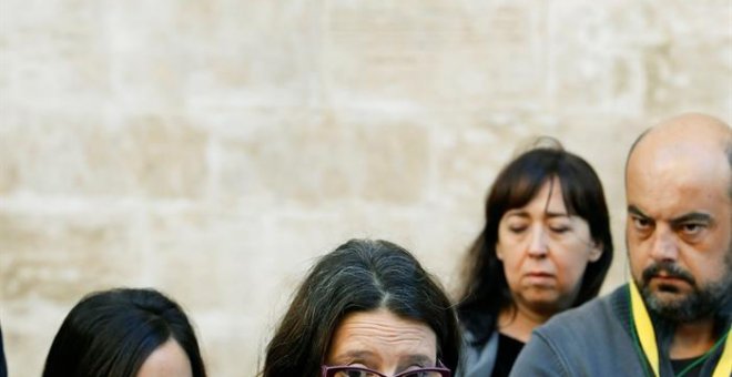 La vicepresidenta del Consell, Mónica Oltra, comparece ante los medios de comunicación para explicar el acoso que sufrió anoche en su casa. / EFE