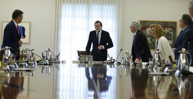 El jefe del Ejecutivo, Mariano Rajoy, preside la reunión extraordinaria del Consejo de Ministros en la que se aprobarán las medidas concretas en aplicación del artículo 155 de la Constitución, hoy en el Palacio de la Moncloa. A esta reunión asisten todos