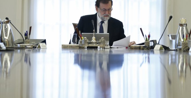 El jefe del Ejecutivo, Mariano Rajoy, preside la reunión extraordinaria del Consejo de Ministros en la que se aprobarán las medidas concretas en aplicación del artículo 155 de la Constitución.EFE/Juan Carlos Hidalgo