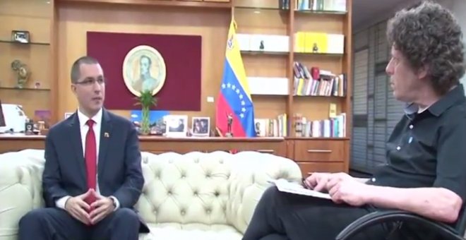 Jorge Arreaza, ministro de Exteriores de Venezuela, durante un momento de la entrevista, realizada en Caracas por Pedro Brieger, director de NODAL.