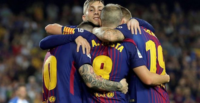 El centrocampista del FC Barcelona Andrés Iniesta celebra con sus compañeros su gol, segundo del equipo frente al Málaga. - EFE