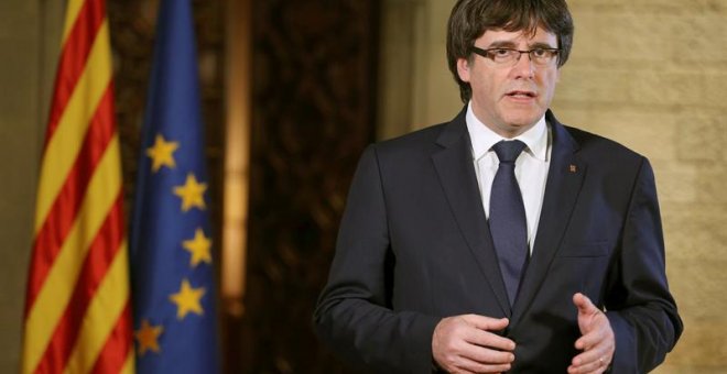 El president de la Generalitat, Carles Puigdemont, durante su mensaje de respuesta a las medidas de suspensión del autogobierno de Catalunya / EFE