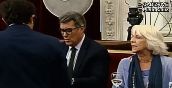 José María González, 'Kichi, de espaldas, recibe los improperios de Teófila Martínez y del portavoz del PP.