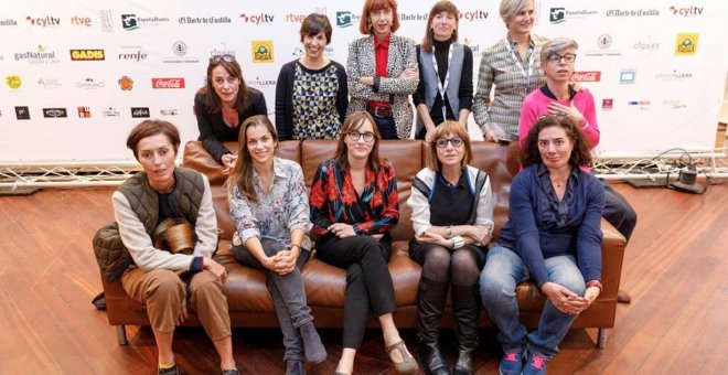 De izquierda a derecha, sentadas Pilar Revuelta (directora de arte), María Zamora (productora), Jara Yáñez (periodista), Julia Juaniz (montadora), Chus Gutiérrez (directora). De pie: Rosa Estevez (directora de casting), Coral Cruz (guionista), Patricia Mo