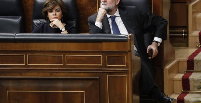 El presidente del Gobierno, Mariano Rajoy (d), junto a la vicepresidenta, Soraya Sáenz de Santamaría (i), durante la sesión de control al Gobierno, en el Congreso de los Diputados. EFE/ Javier Lizón