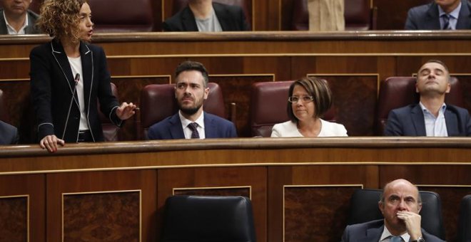 La portavoz adjunta del grupo socialista, Meritxell Batet, durante una de sus intervenciones en la sesión de control al Gobierno que hoy se celebra en el Congreso en presencia del ministro de Economía, Luis de Guindos (d). EFE/Javier Lizon