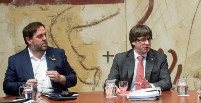 El vicepresidente Oriol Junqueras y el Presidente Carles Puigdemont en la reunión del govern de la Generalitat / EFE Marta Pérez