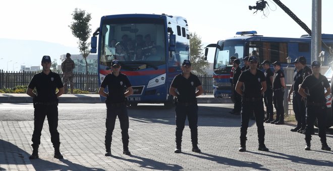 La policía antidisturbios vigila la llegada de los vehículos que llevan soldados acusados ​​del fallido golpe de estado, llegan para un juicio en Mugla. / REUTERS